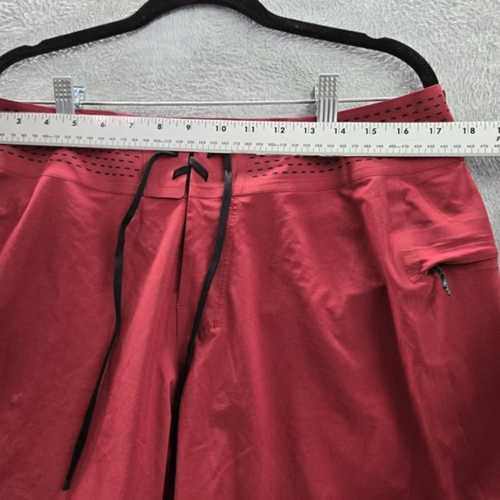 Lululemon Men Activewear Shorts 34‎ Red Current State Breathe Logo 9.5
